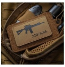 Nášivka so zbraňou M-Tac AR-15 223/5,56 - coyote-čierna